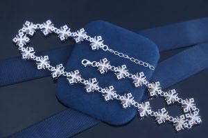Buen precio 925 plata de cuatro hojas de trébol collar de diamante de piedra preciosa colgante cadena en línea