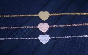 Bon prix Un bracelet en argent 925 en or, un bracelet de cœur, un charme. en ligne