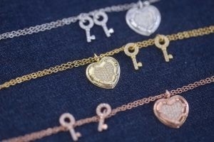 Bon prix Des charmes personnalisés, des clés, des serrures, des cœurs, des bracelets, des cadeaux en or. en ligne