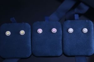 Buen precio Mujeres Estampado Diamante 925 Sterling Los aretes Stud Zirconia Joyería en línea